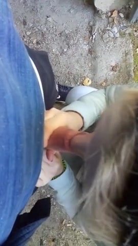 Девушка сосёт член и трахается прямо в общественном парке