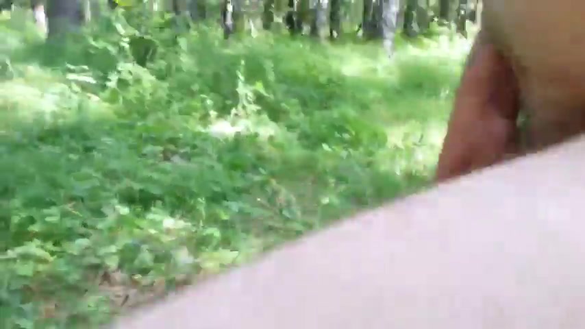 парень дрочит в лесу перед девушкой порно видео HD