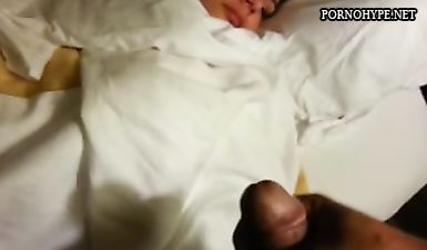 Сводный брат снимает на видео камеру домашнее порно со спящей сестрой