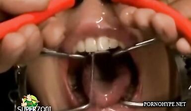 Женщина проводит страшные эксперименты над пенисом парня, онлайн видео