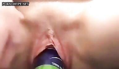 Порно видео мастурбация с бутылками