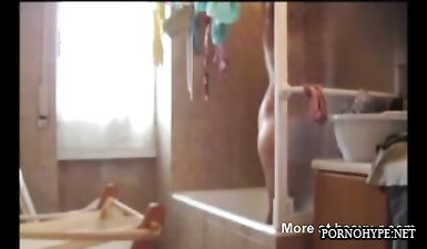 Брат дрочил в ванной и зашла сестра - 3000 отборных порно видео