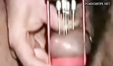 Порно видео иголки в киске
