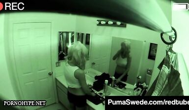 Зрелая шведская семья занимается сексом втроем на скрытую камеру